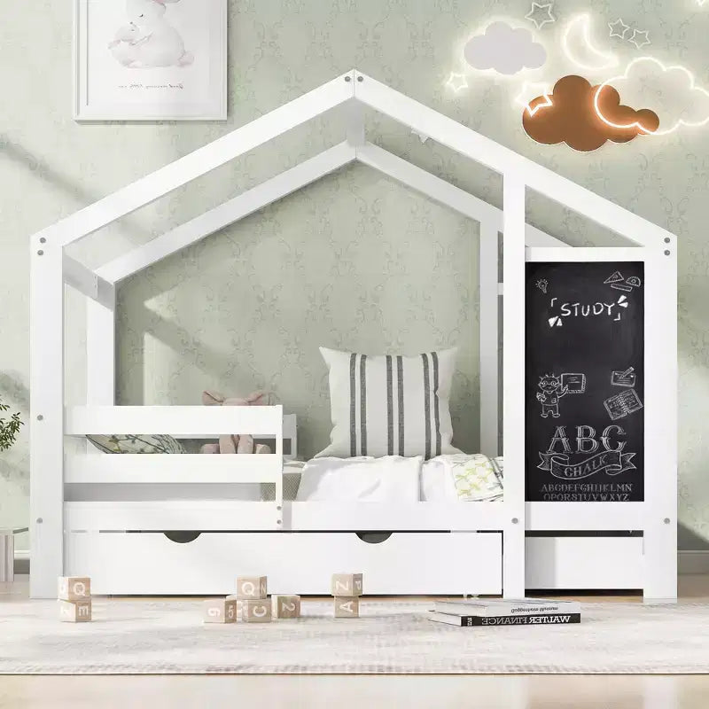 Lit d'enfant en forme de maison grandeur nature avec tableau noir et tiroirs de rangement