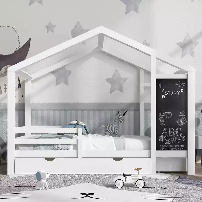 Lit d'enfant en forme de maison grandeur nature avec tableau noir et tiroirs de rangement