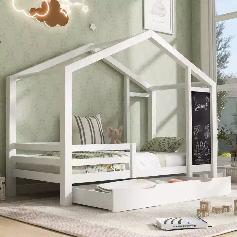 Lit d'enfant en forme de maison grandeur nature avec tableau noir et tiroirs de rangement
