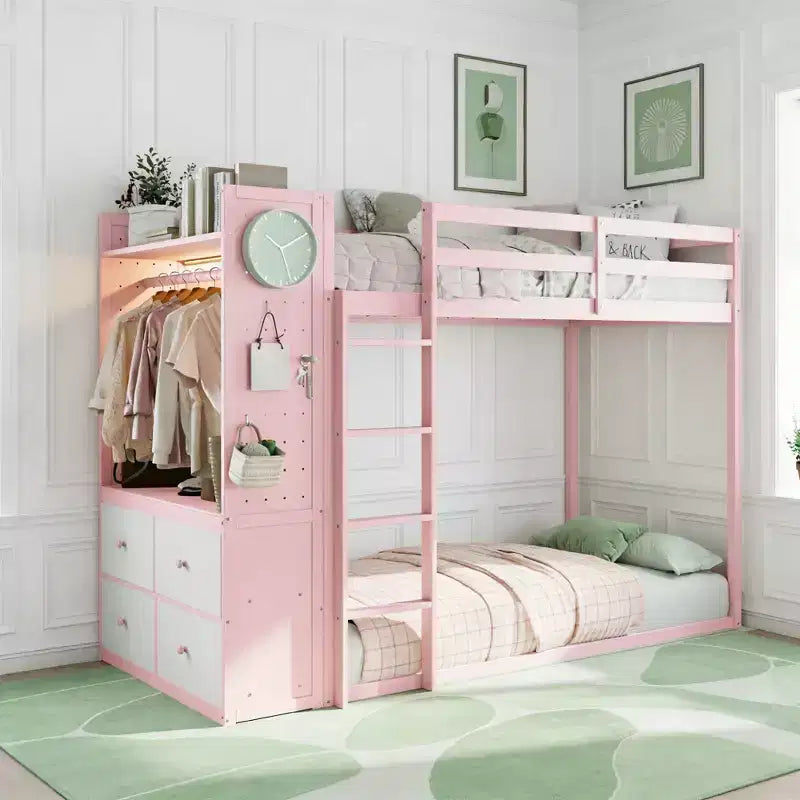 Lit superposé jumeau sur jumeau avec commode éclairée, portant et tiroirs de rangement