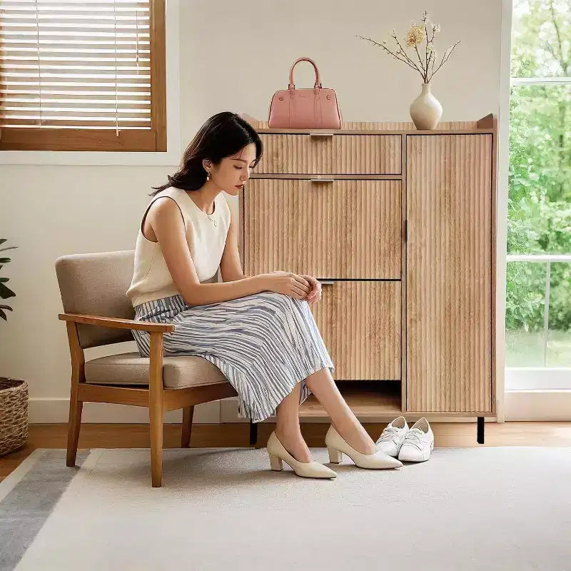 Meuble à chaussures étroit de 47" avec tiroirs basculants, façade à motif vague et pieds en métal